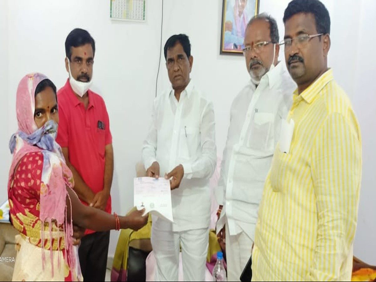 CMRF : సీఎం రిలీఫ్‌ ఫండ్‌ చెక్కుల పంపిణీ