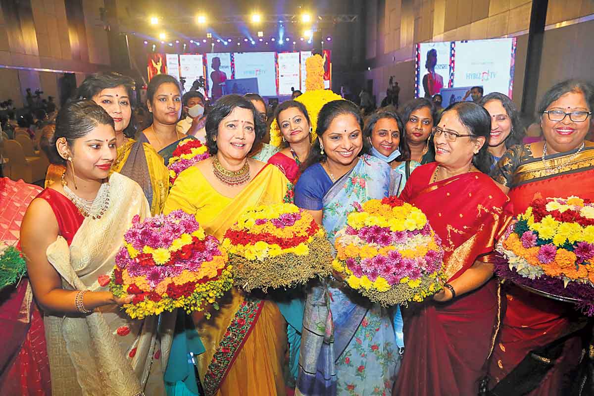 బంగారు బతుకమ్మ ఉయ్యాలో..