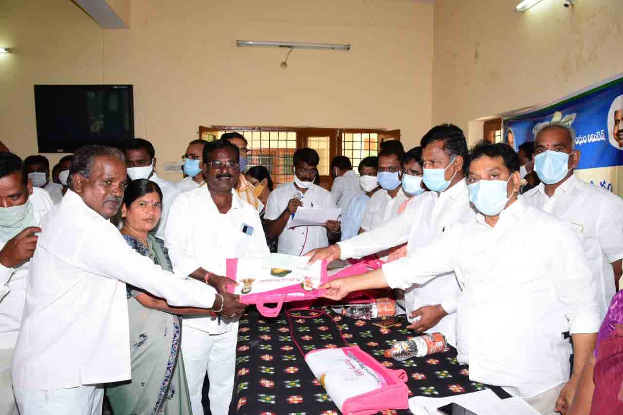 చరిత్రలో ఈరోజు : స్పేస్‌ సూట్‌ ధరించకుండా అంతరిక్షంలోకి వ్యోమగాములు