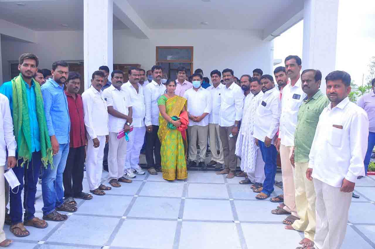 Bhuvanagiri: ఎమ్మెల్యే పైళ్లను కలిసిన నూతన కమిటీ అధ్యక్ష, కార్యదర్శులు