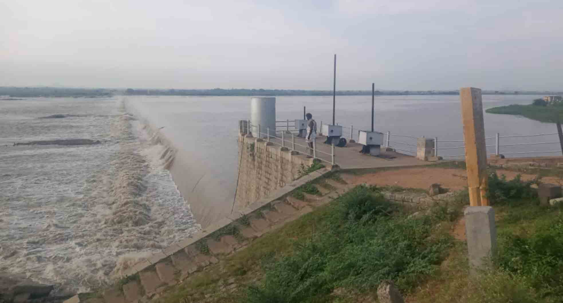 తుంగభద్ర డ్యాంకు కొనసాగుతున్న వరద