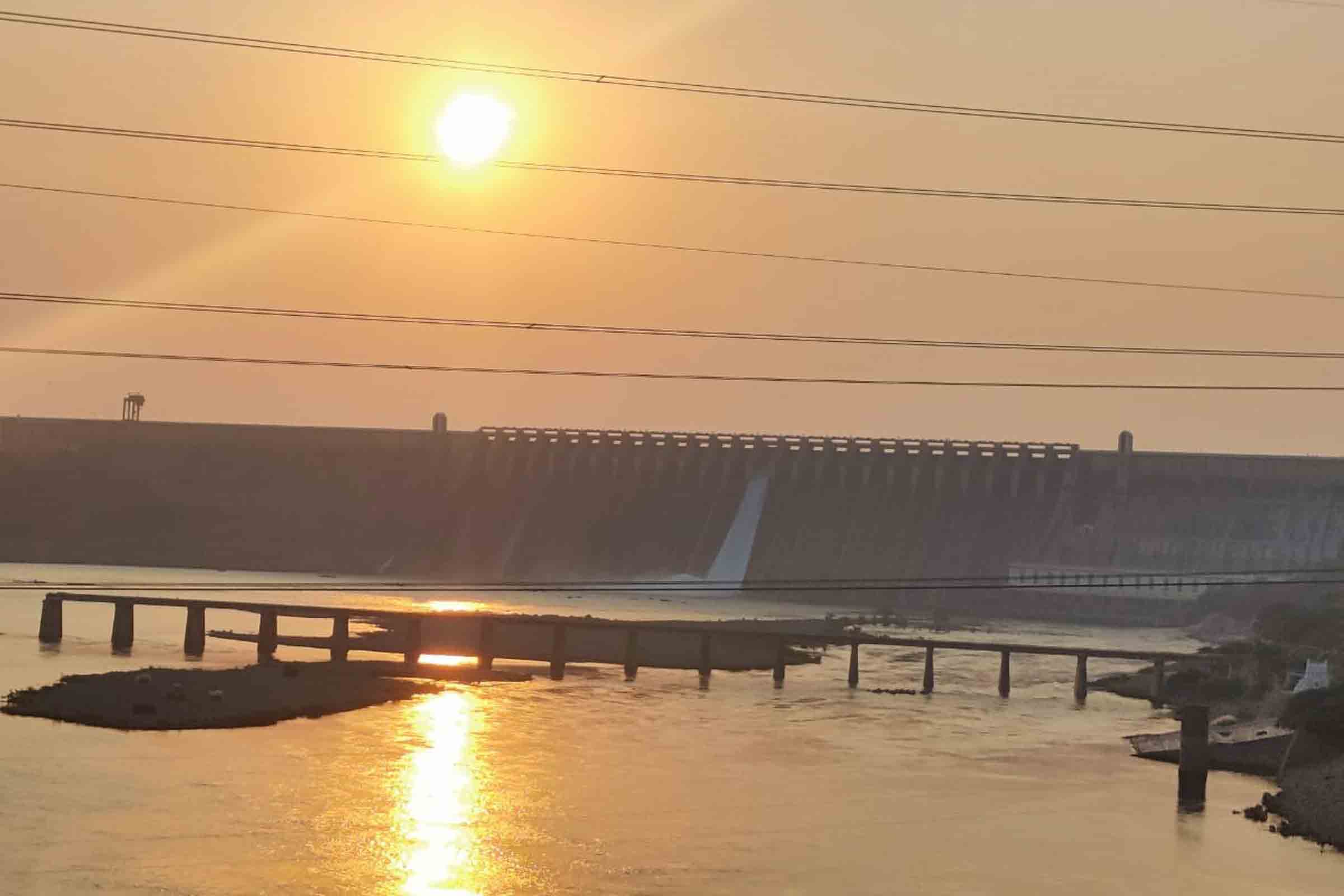 Nagarjunasagar: ఒక గేట్ ద్వారా నీటి విడుదల