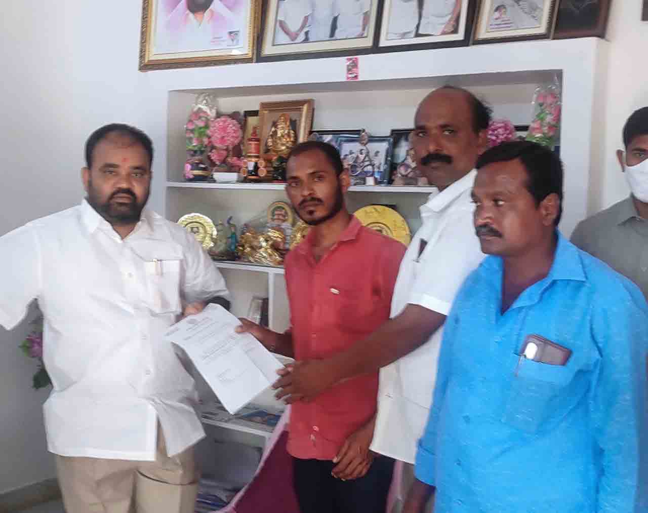 Nalgonda: బాధిత కుటుంబానికి రూ.3లక్షల ఎల్వోసీ అందజేత