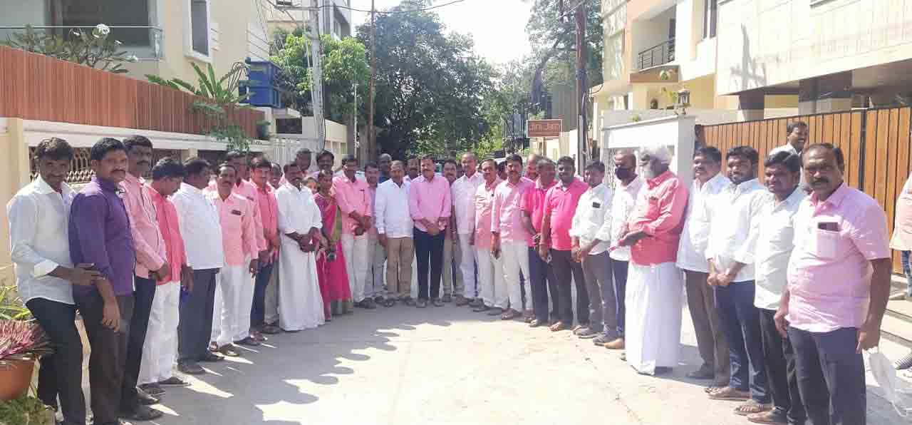 Kollhapur: టీఆర్ఎస్ ప్లీనరీకి ఎమ్మెల్యే వెంట తరలి వెళ్లిన నాయకులు