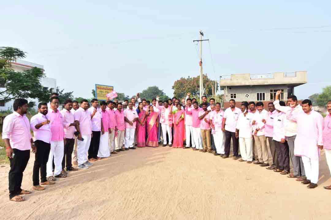 ప్లీనరీకి తరలిన ఎమ్మెల్యే, నాయకులు