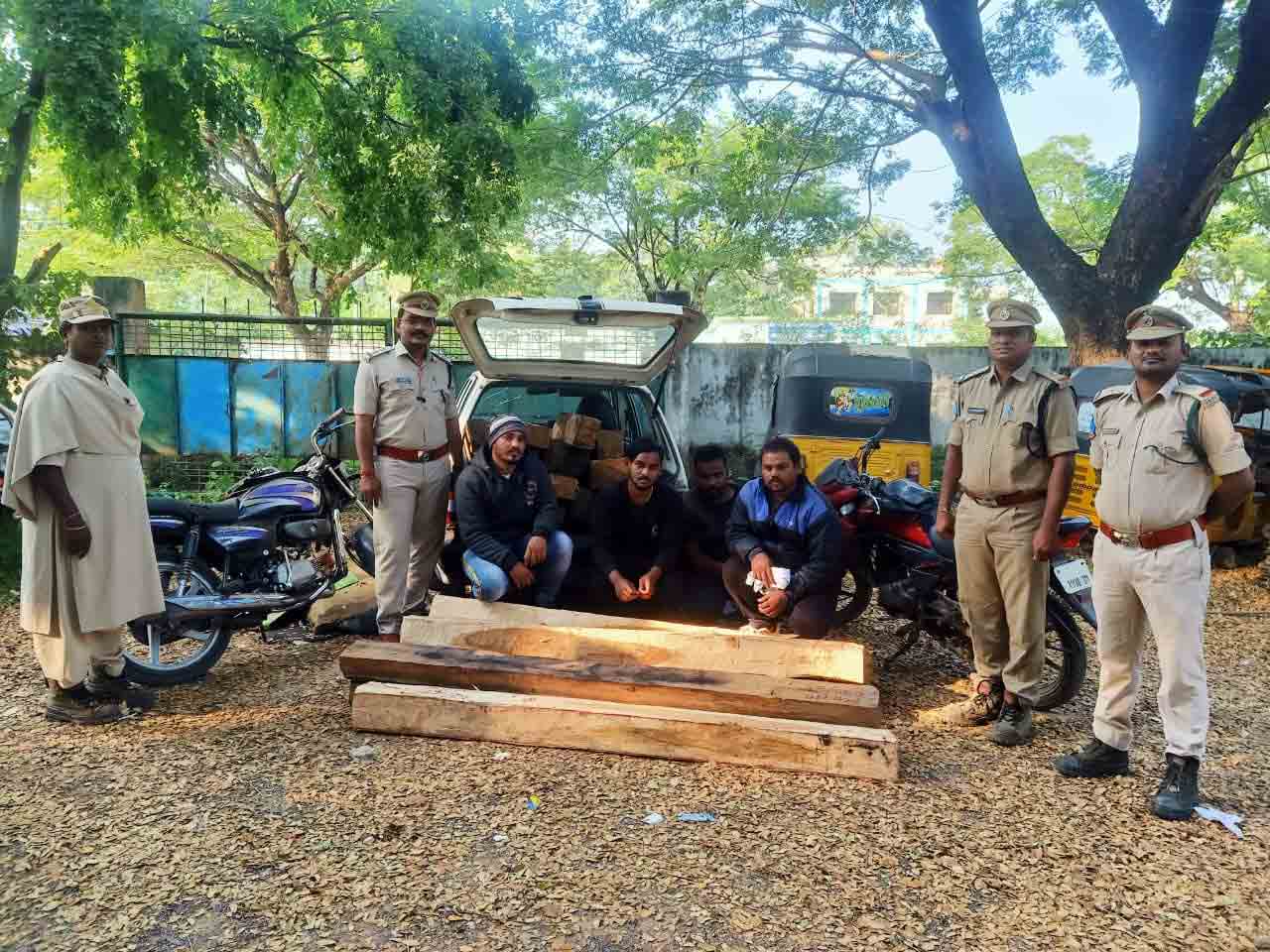 22 కలప దుంగలను పట్టుకున్న ఫారెస్ట్‌ అధికారులు..