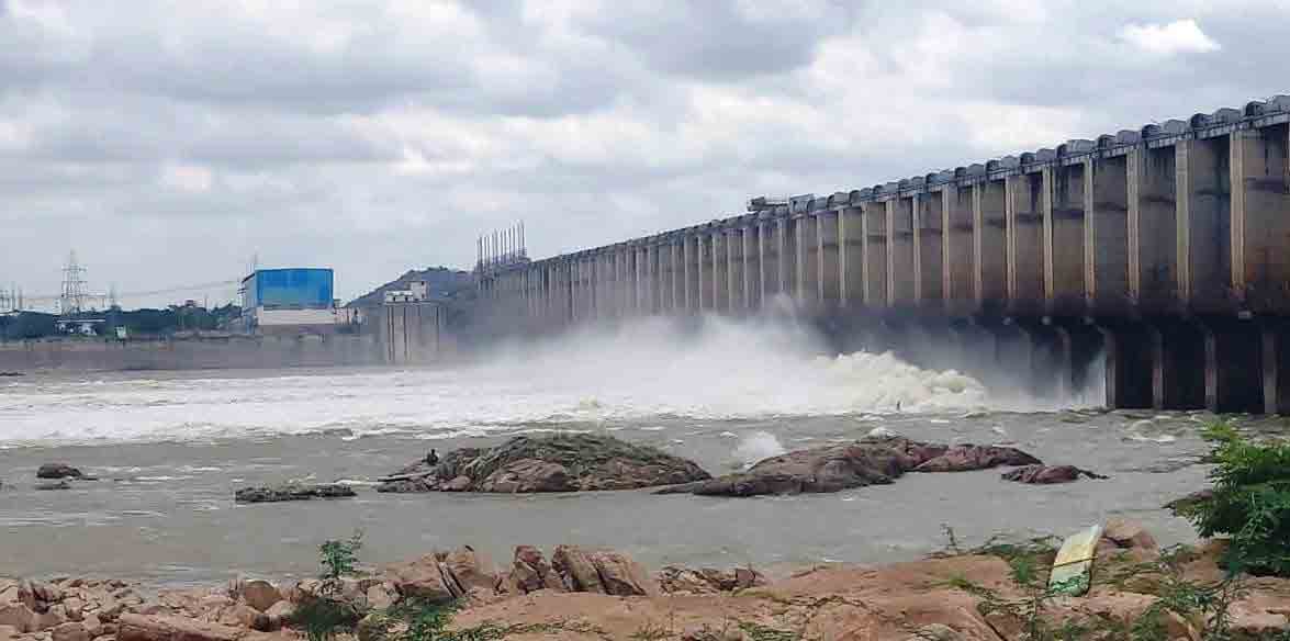 7 గేట్లెత్తి జూరాల నీటి విడుదల