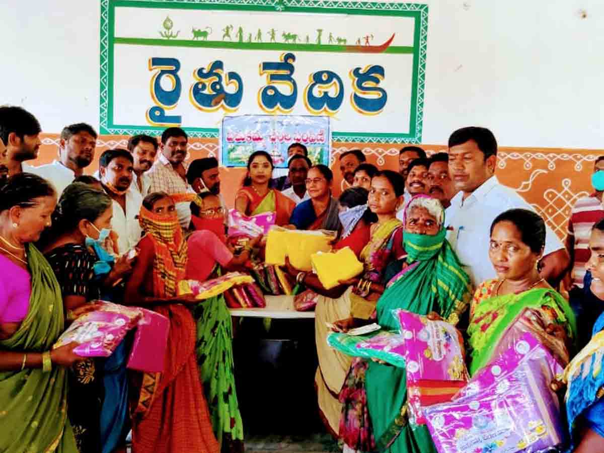 బతుకమ్మ చీరలను పంపిణీ చేసిన ఎమ్మెల్యే