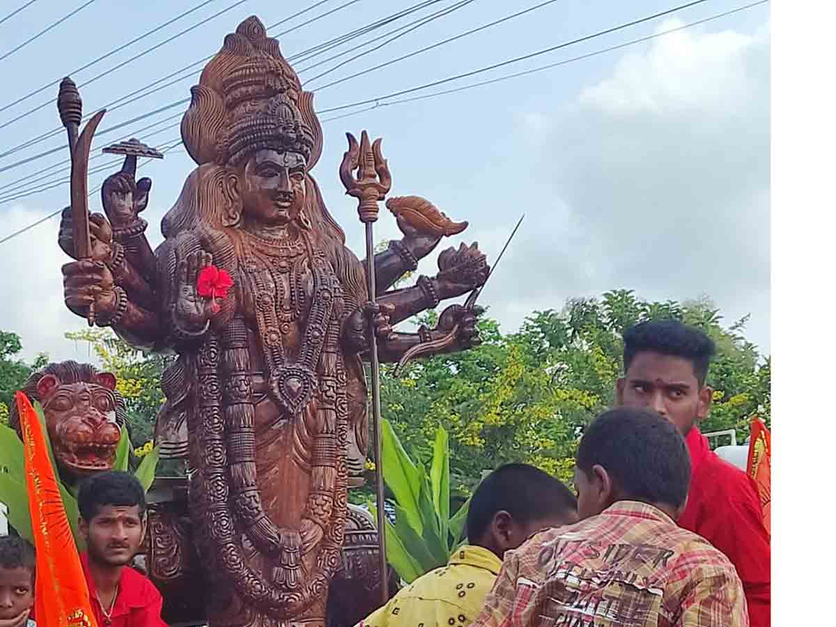 సీమ చింత చెక్క కర్రతో దేవీ విగ్రహం