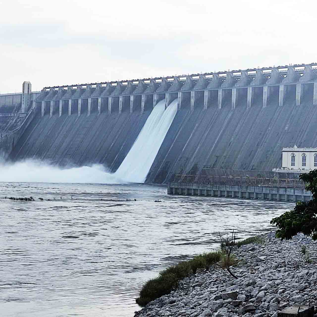 Nagarjunasagar: 2 గేట్ల ద్వారా నీటి విడుదల