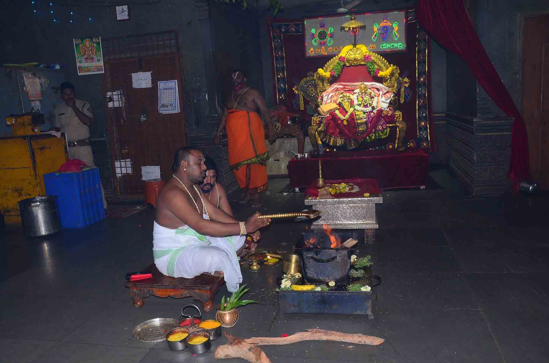 యాదాద్రీశుడికి నిత్య పూజలు