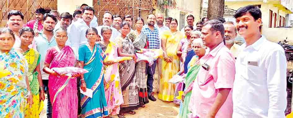 పండుగలా చీరల పంపిణీ