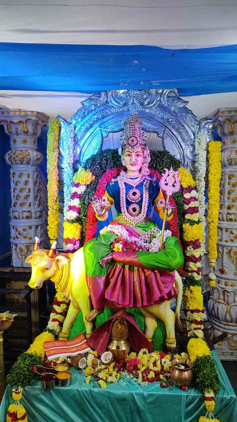 శైలపుత్రి అవతారంలో అమ్మవారు దర్శనం