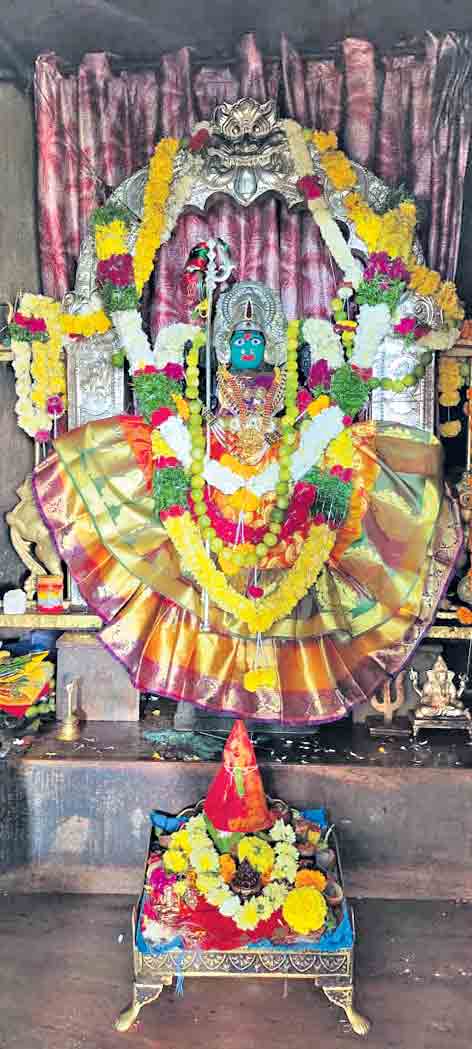 కిటకిటలాడిన ఆలయాలు