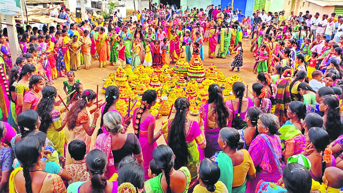 ఆట పాటలతో సద్దుల బతుకమ్మ సంబురాలు