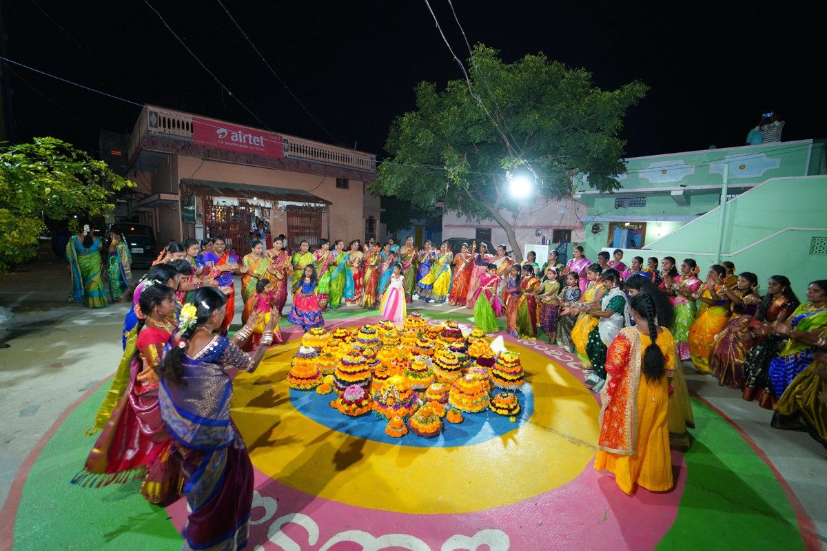 మళ్లొచ్చిపోవమ్మా.. మా తల్లీ బతుకమ్మ