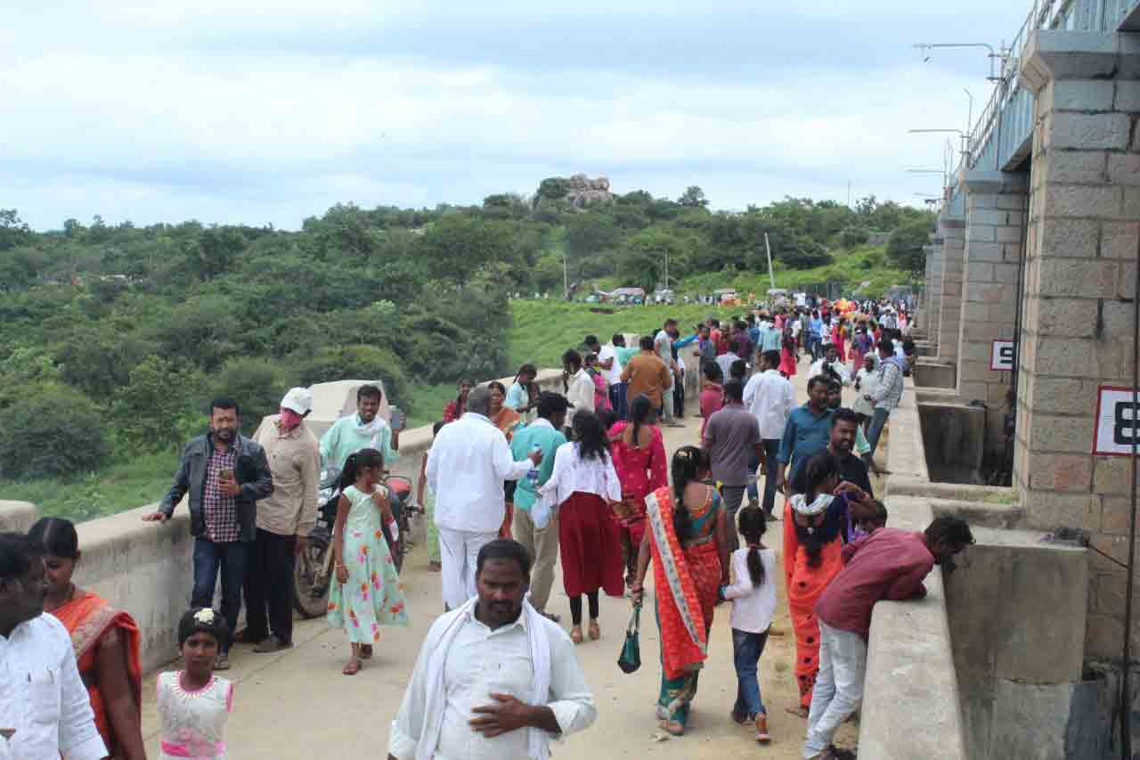 ప్రాజెక్ట్‌ల వద్ద కొనసాగుతున్న పర్యాటకుల సందడి