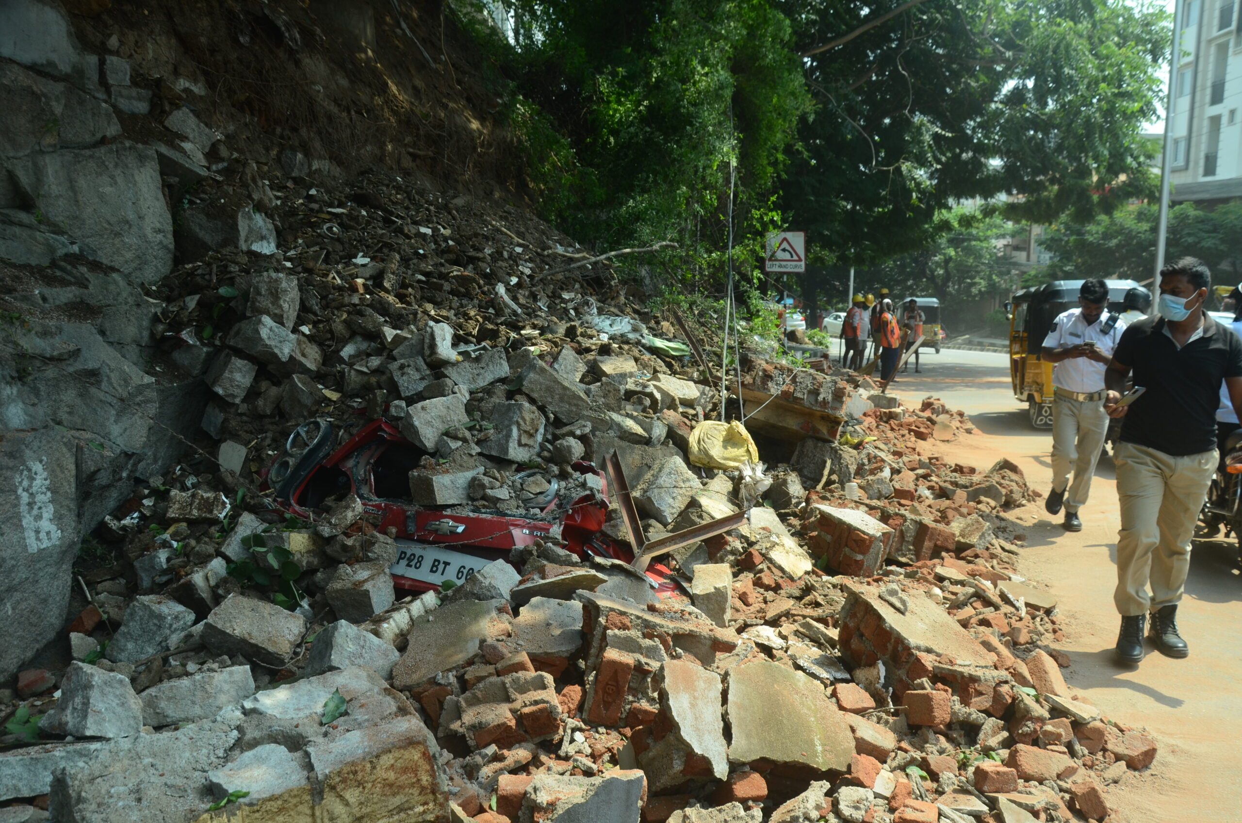 Hyderabad |బంజారాహిల్స్​‍లో కూలిన ప్రహరీగోడ, రెండు కార్లు ధ్వంసం