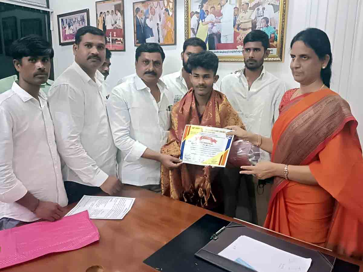 Chevella : అంతర్జాతీయ క్రికెట్‌కు.. ఆలూరు వాసి ఎంపిక