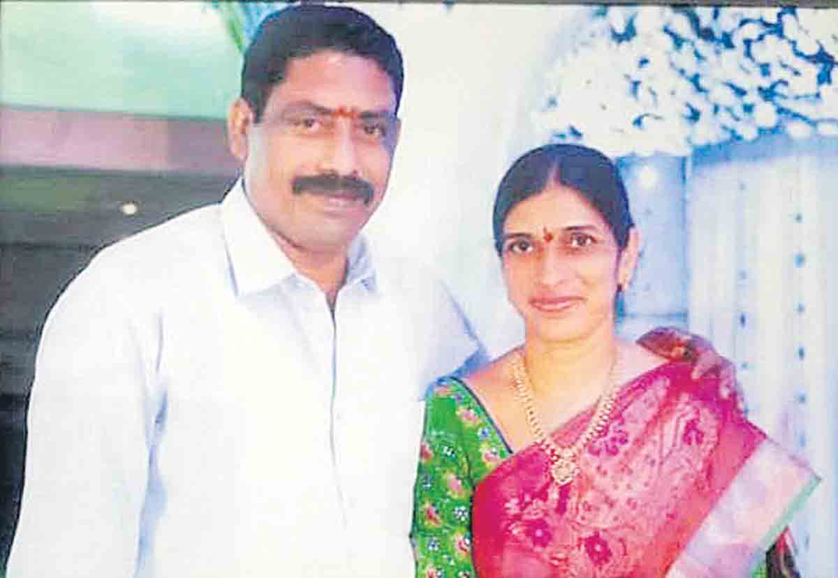 భార్యను వదులుకోలేక… ఇంట్లోకి చొరబడి..