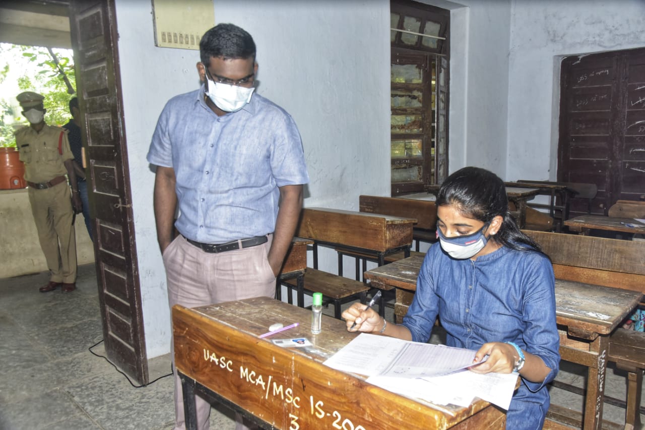 Warangal : ప్రశాంతంగా సివిల్స్​‍ ప్రిలిమినరీ పరీక్షలు.. పరీక్షా కేంద్రాలను పరిశీలించిన కలెక్టర్‌