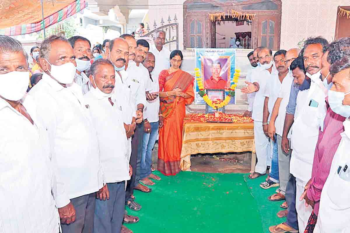 కార్యకర్తల కుటుంబాలను ఆదుకుంటాం