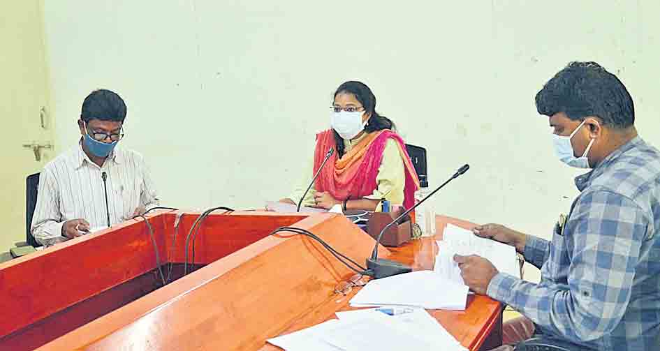 ఉపాధి కూలీలతో అభివృద్ధి పనులు చేపట్టాలి