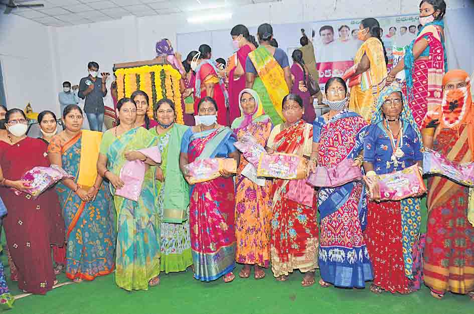 ఆడపడుచు మురిసె..