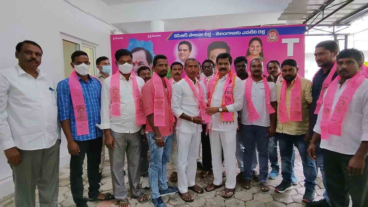 టీఆర్‌ఎస్‌లో చేరిన కాంగ్రెస్‌, బీజేపీ, బీఎస్పీ నాయకులు