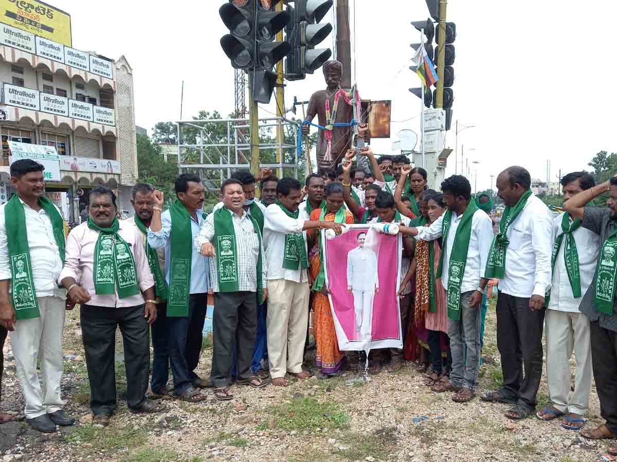 సీఎం కేసీఆర్‌ ఫ్లెక్సీకి క్షీరాభిషేకం చేసిన ఆదివాసులు