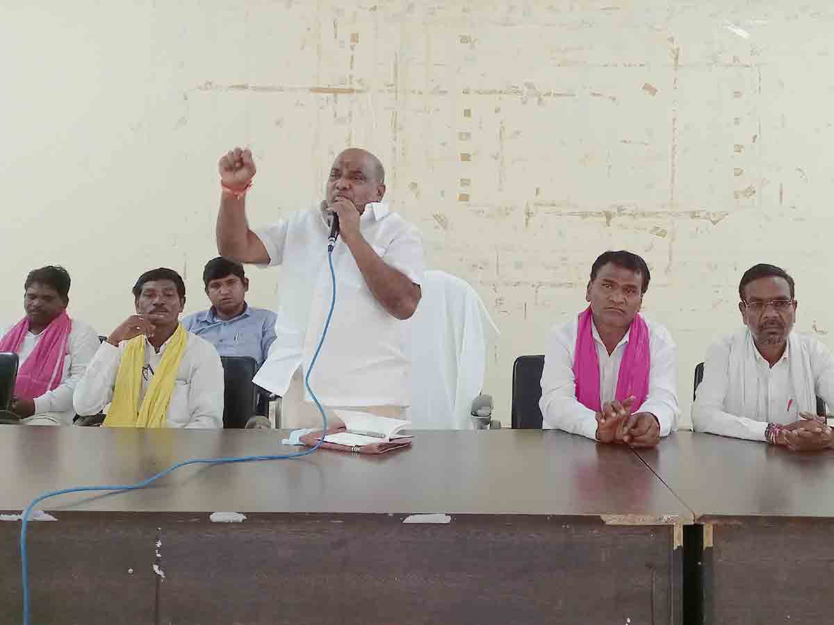 ఆదివాసీల సమస్యలను పరిష్కరిస్తున్నది తెలంగాణ ప్రభుత్వమే