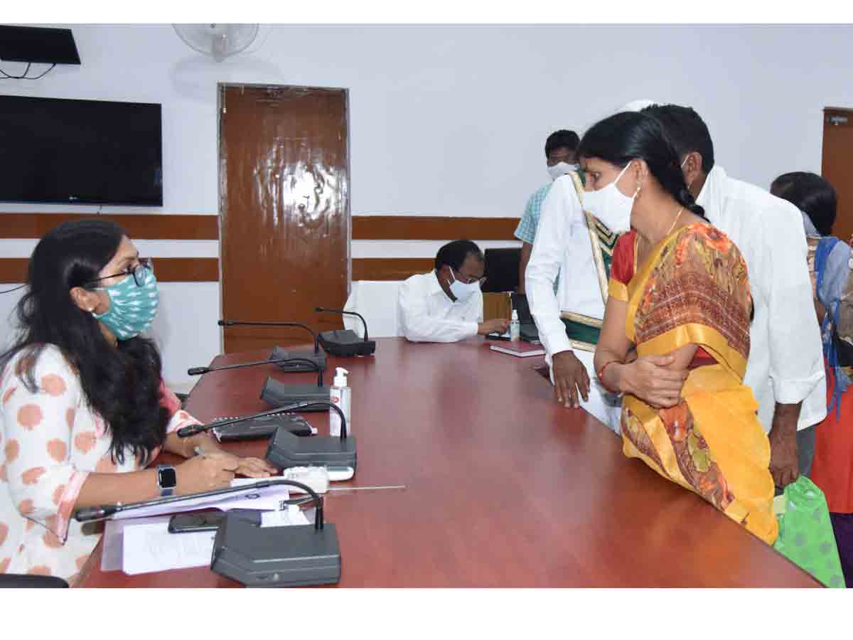 అర్జీదారులు తప్పనిసరిగా కొవిడ్‌ వ్యాక్సిన్‌ తీసుకోవాలి.. కలెక్టర్‌ సిక్తా పట్నాయక్‌