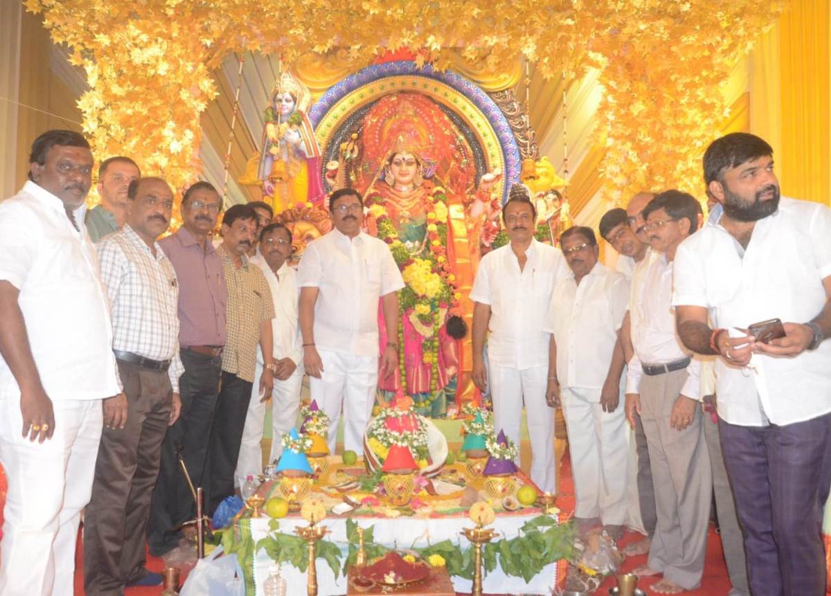 Devi navaratrulu | అమ్మవారికి ఎమ్మెల్యే దేవిరెడ్డి సుధీర్‌రెడ్డి ప్రత్యేక పూజలు