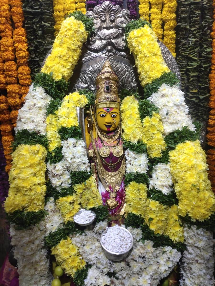 Devi navaratrulu | అన్నపూర్ణాదేవిగా క‌న‌క‌దుర్గ‌మ్మ , మొక్కులు తీర్చుకున్న ఎమ్మెల్యే ముఠా గోపాల్‌..