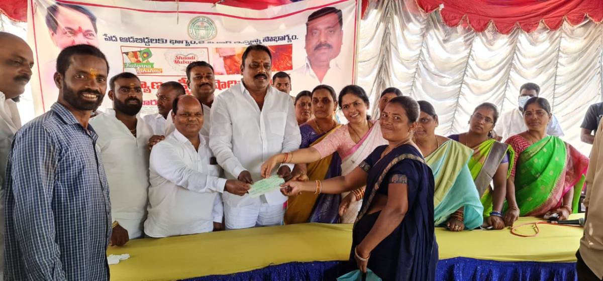 Kalyana laxmi | క‌ల్యాణ‌లక్ష్మి , షాదీ ముబారక్‌ చెక్కుల అందజేత