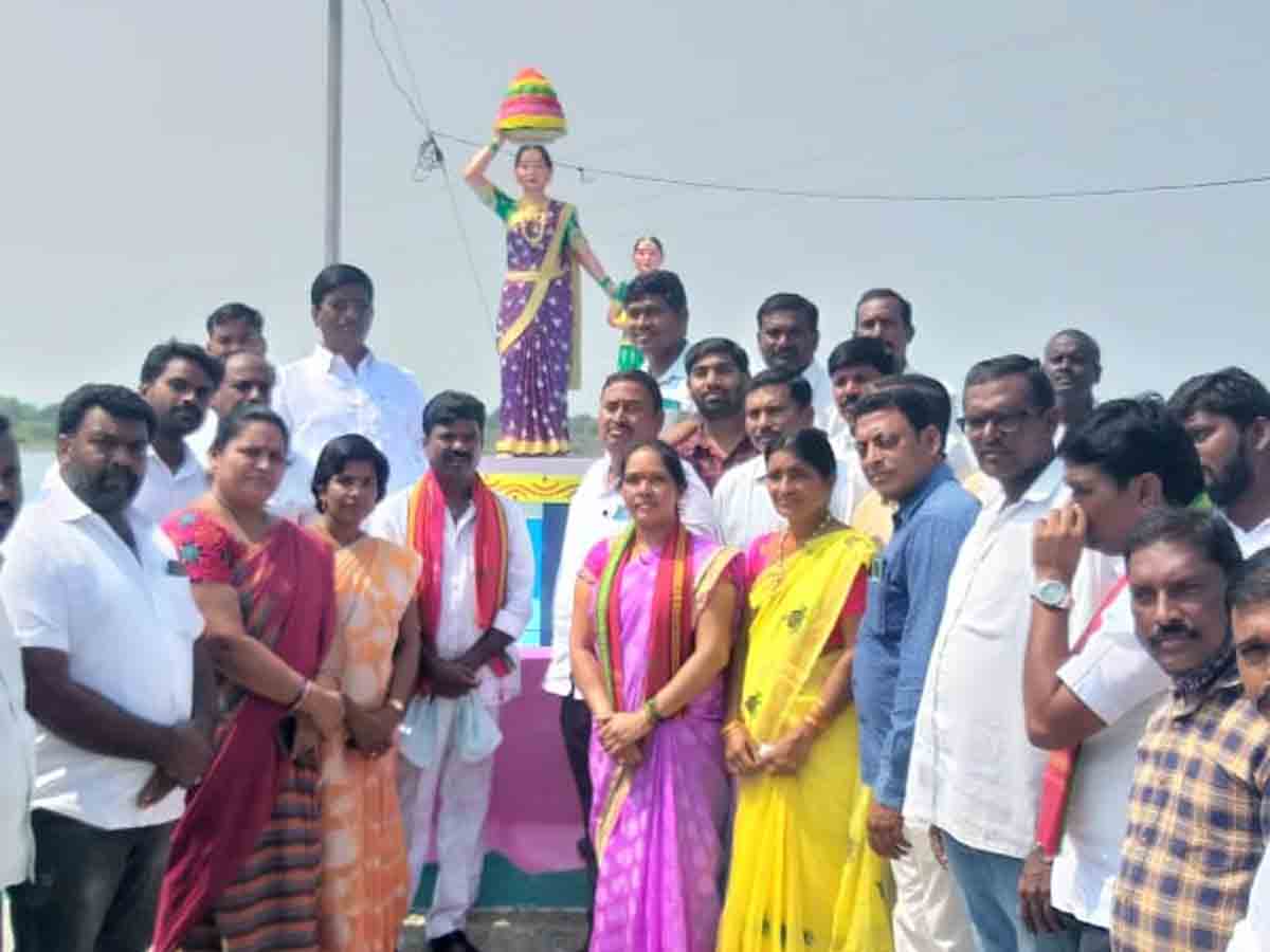 బతుకమ్మ విగ్రహాలను ప్రారంభించిన రాష్ట్ర సాంస్కృతిక సారథి చైర్మన్‌ రసమయి