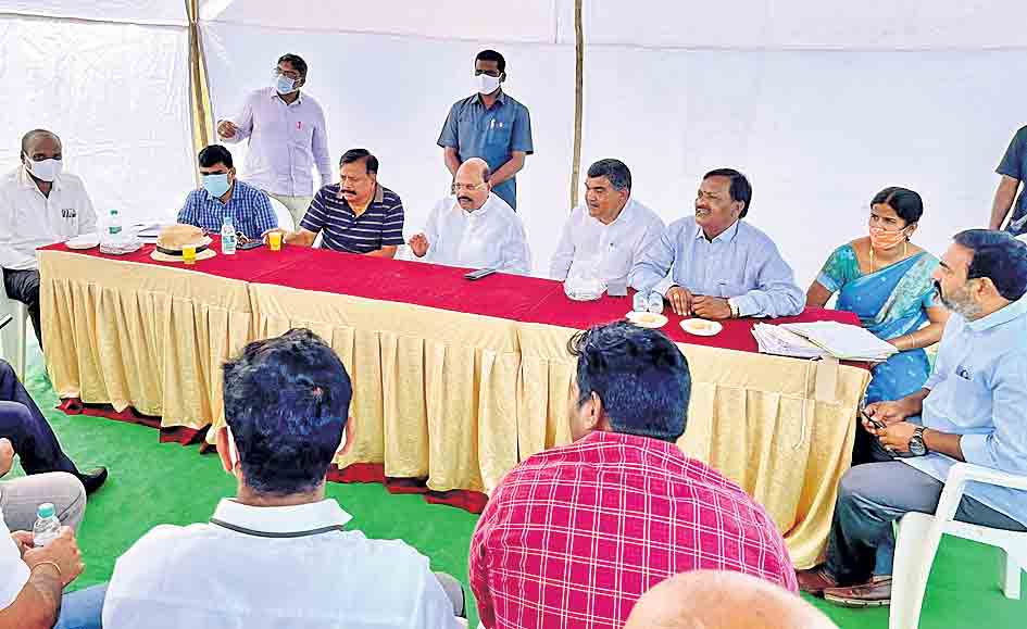 ట్రేడర్స్‌, లైసెన్స్‌ ఏజెంట్లు సహకరించాలి