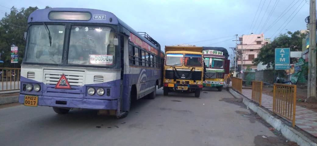 అస్తవ్యస్తంగా లారీల పార్కింగ్