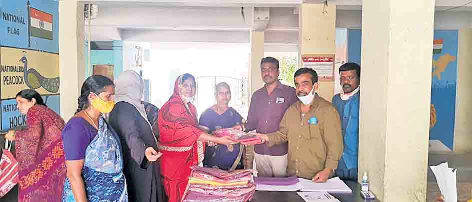 సర్కారు సారెతో.. ఆడపడుచుల్లో ఆనందం