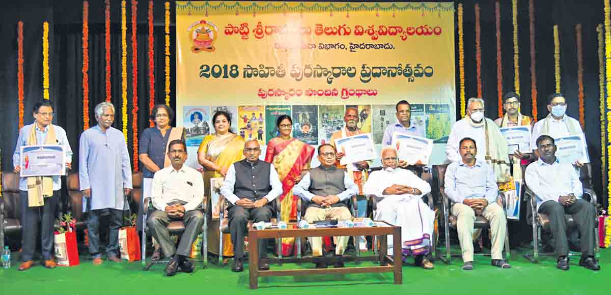 సామాజిక స్పృహతో కూడిన రచనలు రావాలి