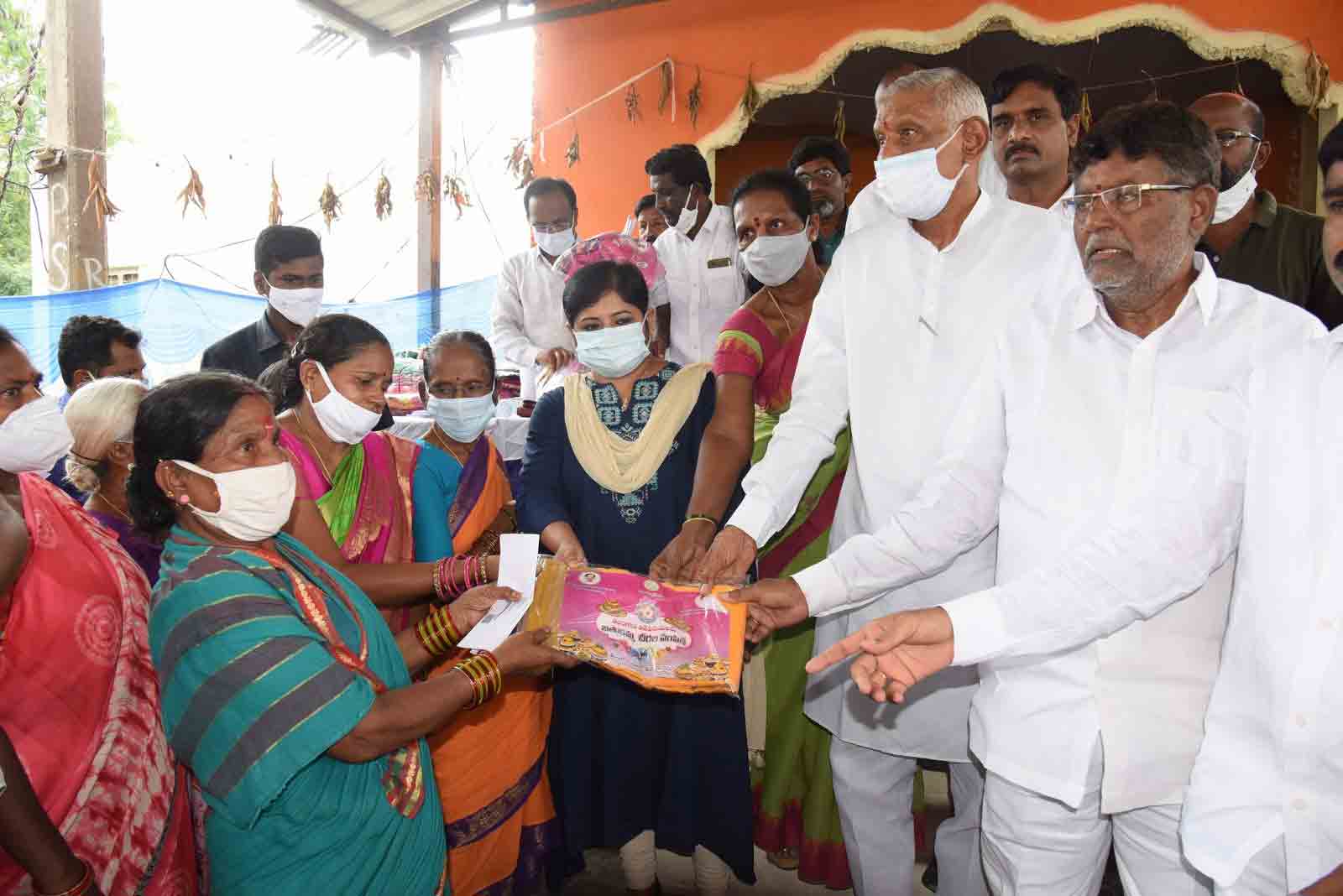 ఆడబిడ్డల ఆనందం కోసమే బతుకమ్మ చీరలు..