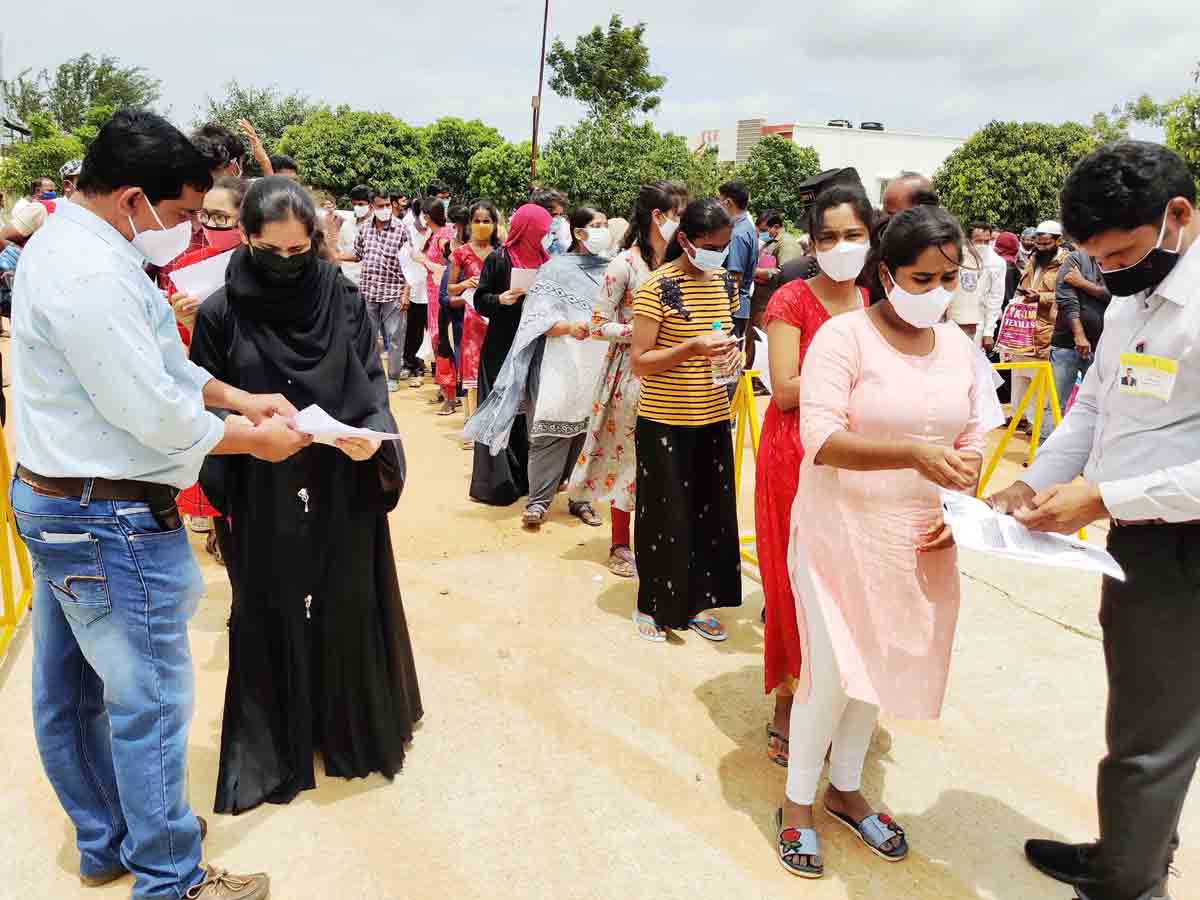 Exams : పరీక్షకు నిమిషం ఆలస్యమైన.. అనుమతి లేదు