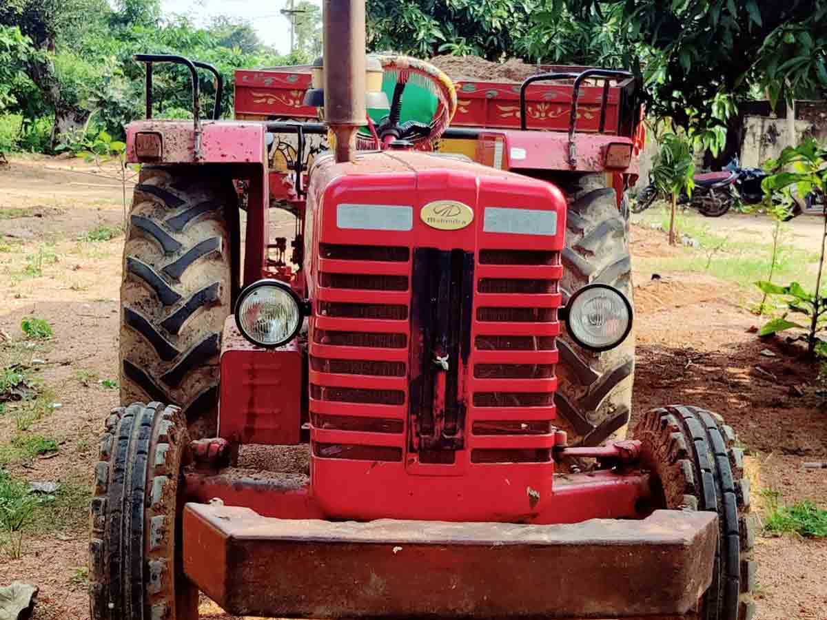 Vikarabad : ఇసుకను తరలిస్తున్న ట్రాక్టర్‌ సీజ్‌