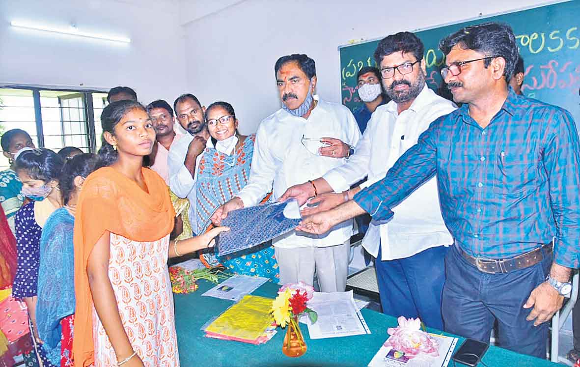 పేద విద్యార్థులకు దసరా కానుక