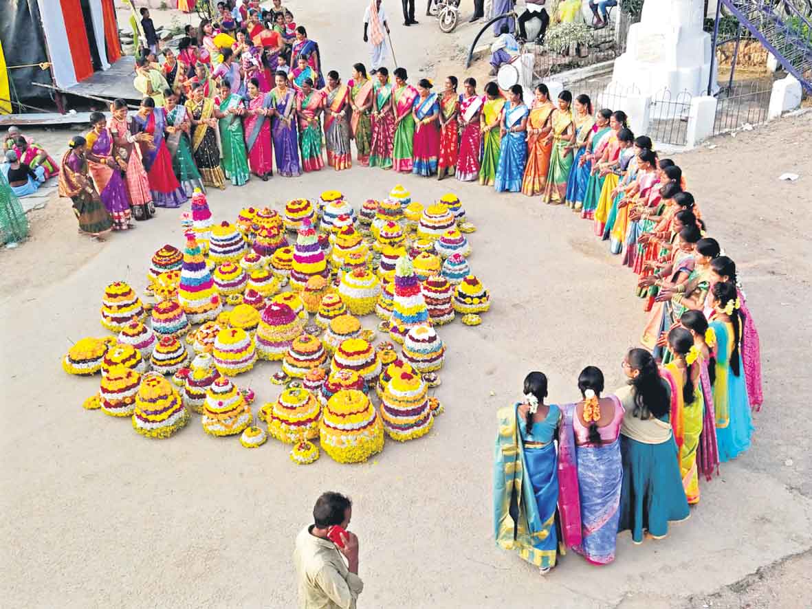 ఊరువాడ ఉయ్యాలో.. పూల వనాలు ఉయ్యాలో..