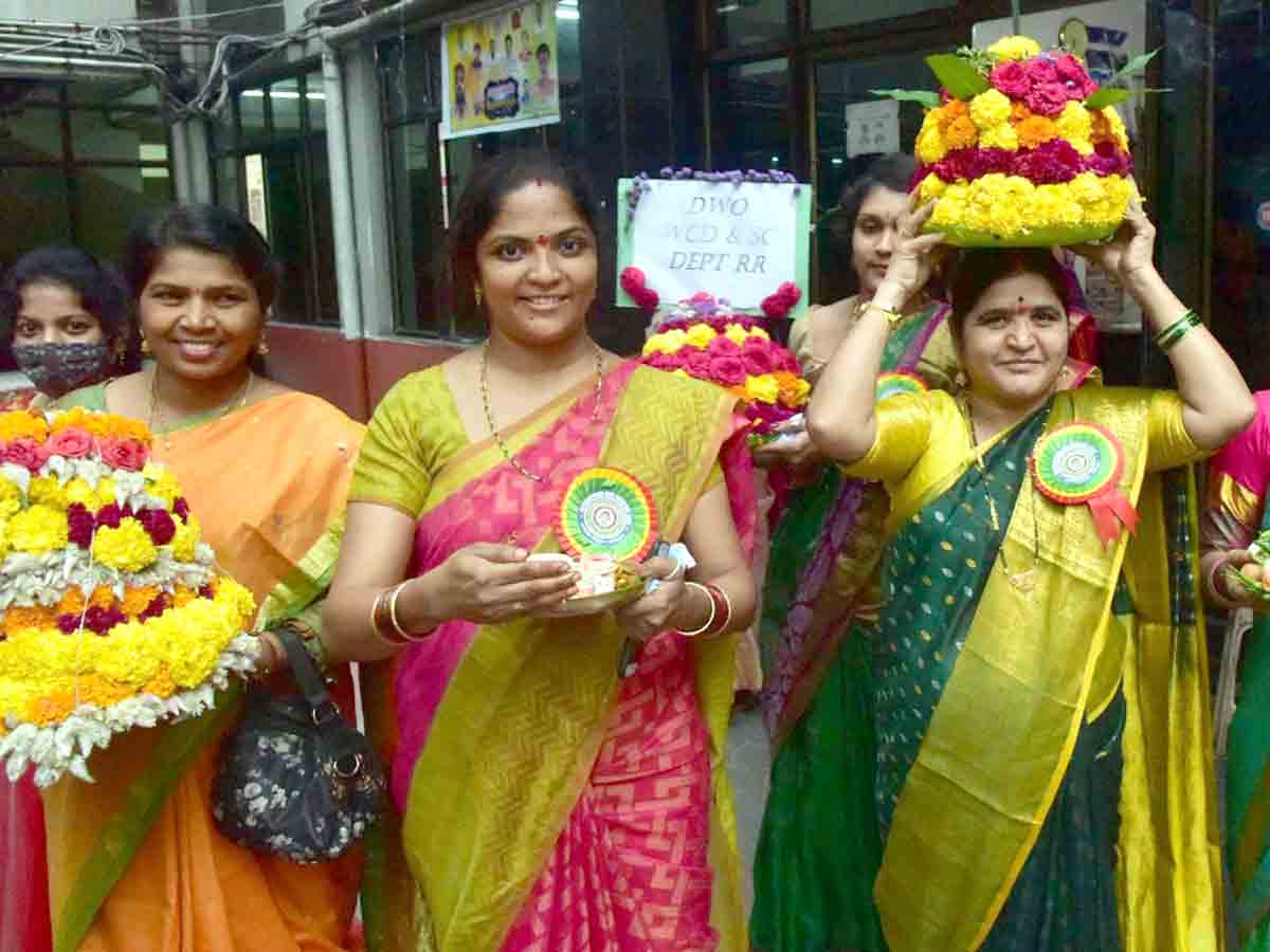 Rangareddy : కలెక్టరేట్‌లో ఘనంగా బతుకమ్మ వేడుకలు