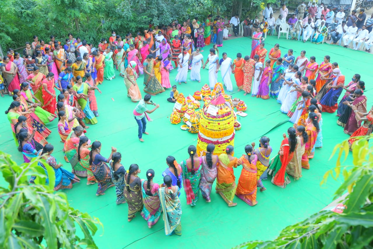 Ibrahimpatnam : అంబురాన్ని అంటిన బతుకమ్మ సంబురాలు..