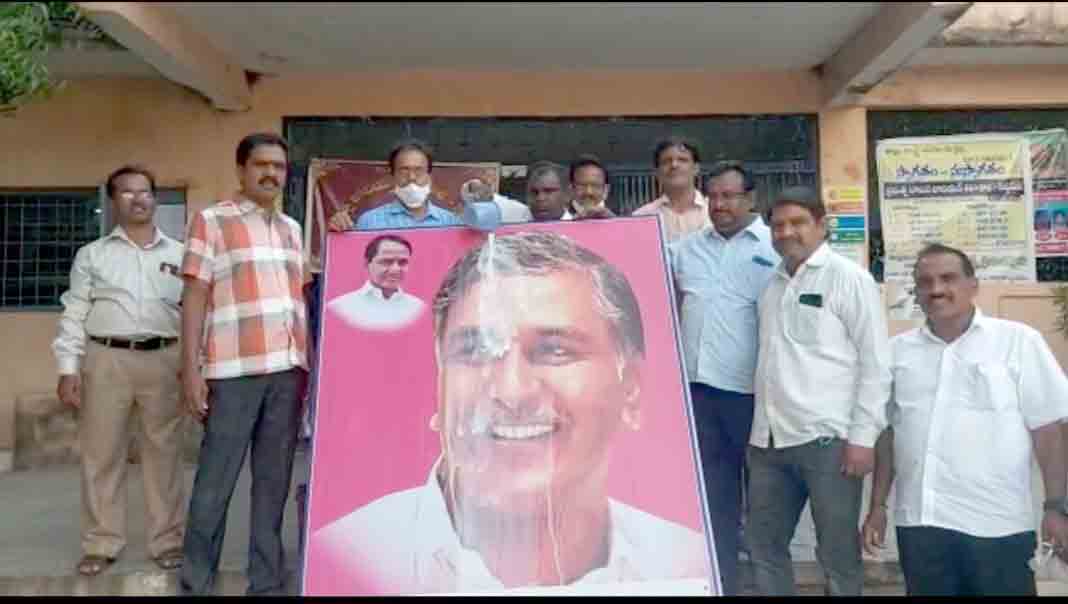 సీఎం కేసీఆర్‌, మంత్రి హరీశ్‌రావు ఫ్లెక్సీకి లెక్చరర్ల క్షీరాభిషేకం