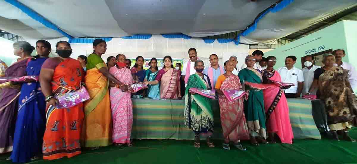 బతుకమ్మ కానుక హర్షణీయం