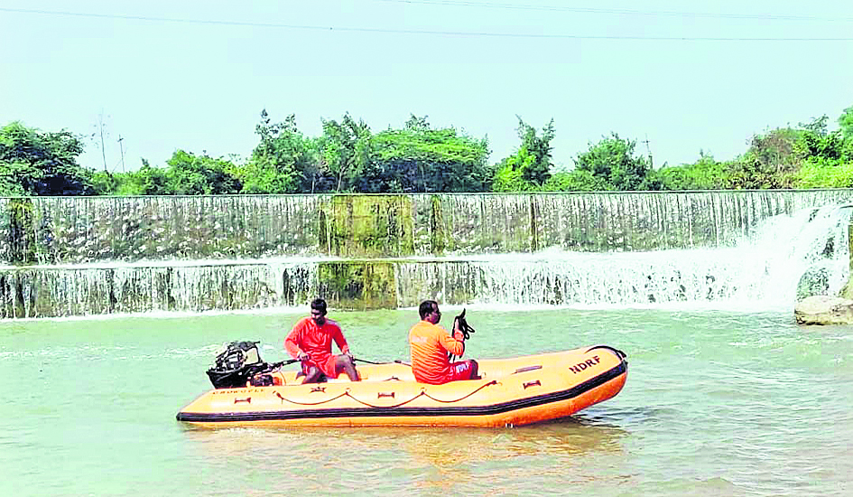 ఈసీ వాగు కత్వ నీటిలో గల్లంతైన ఇద్దరు యువకులు మృతి